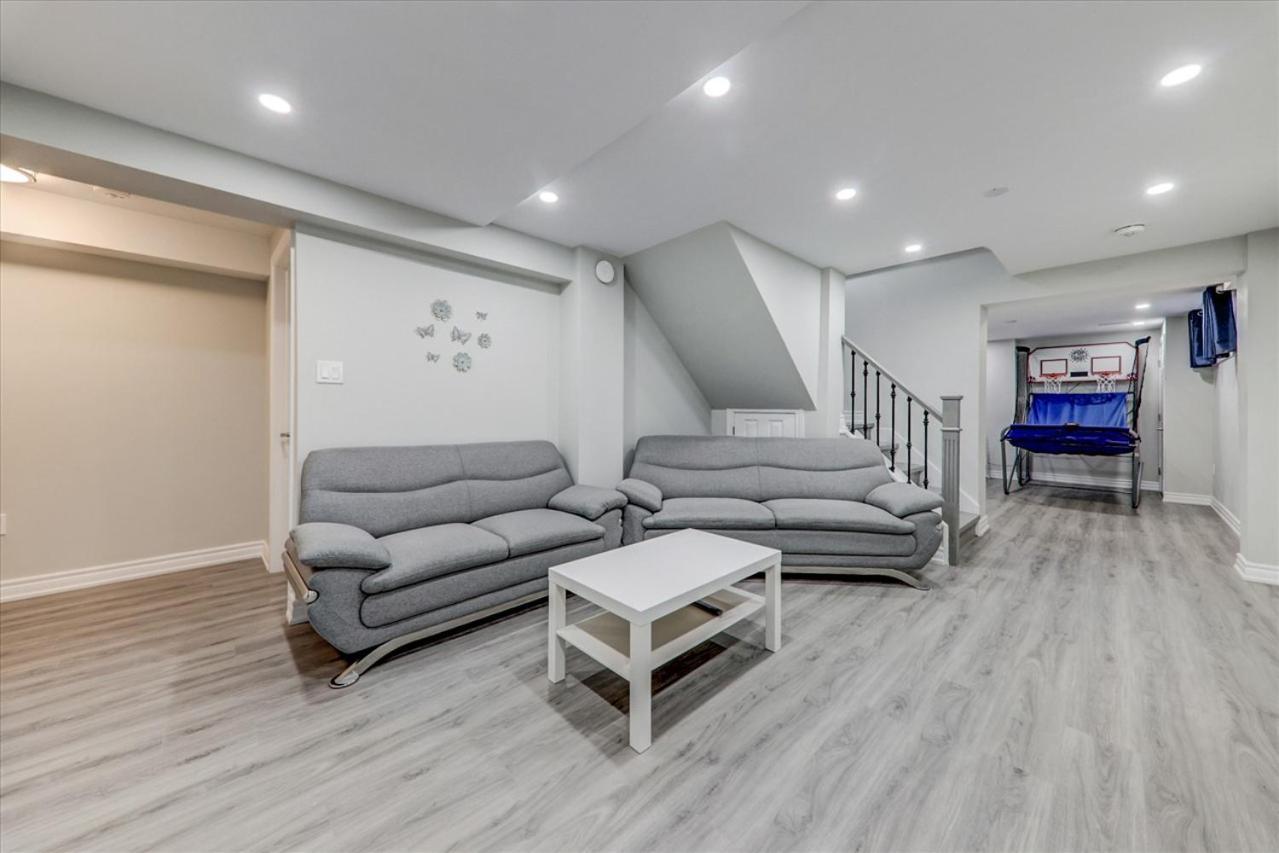 Stunning 7 Bedroom Rougeview Home With 2 Kitchens, 5 Bathrooms, Amazing Backyard & 8-Car Parking Toronto Ngoại thất bức ảnh