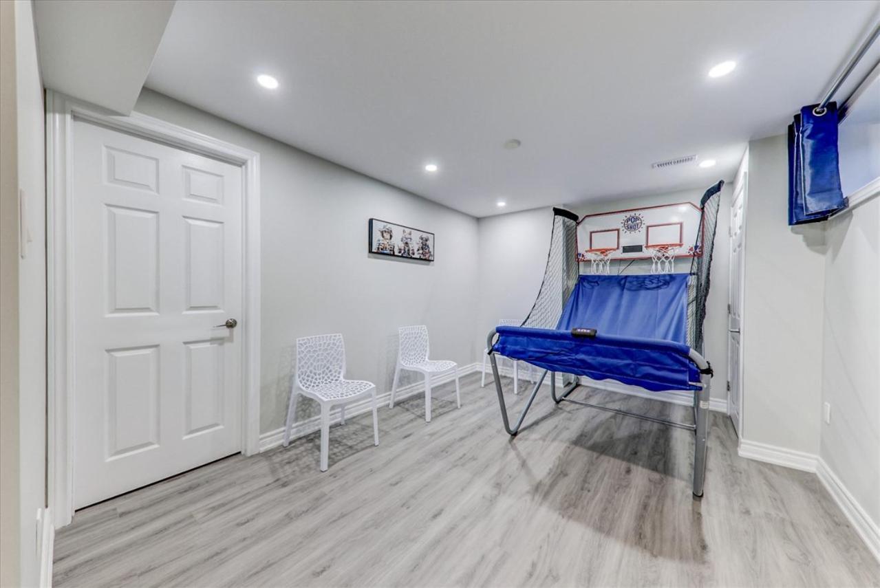 Stunning 7 Bedroom Rougeview Home With 2 Kitchens, 5 Bathrooms, Amazing Backyard & 8-Car Parking Toronto Ngoại thất bức ảnh