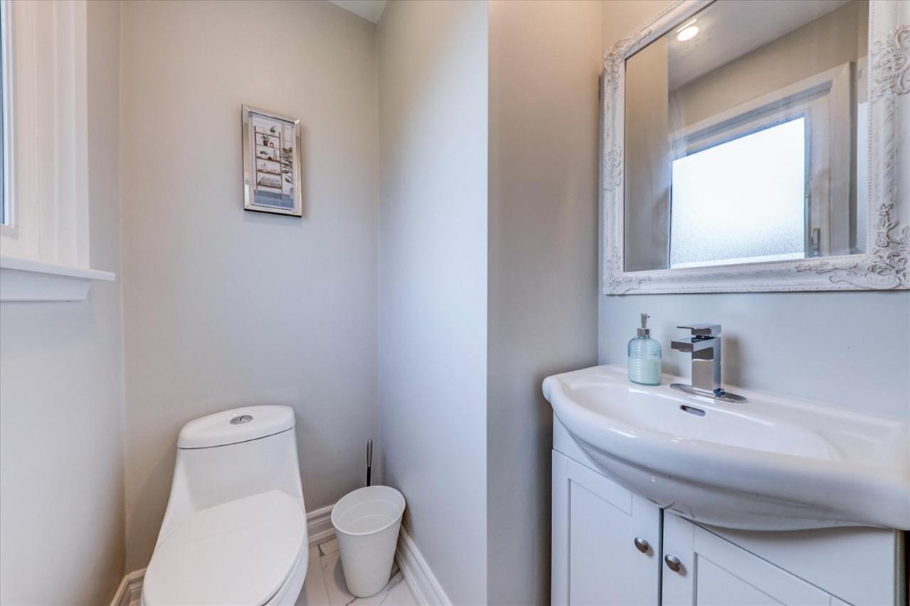 Stunning 7 Bedroom Rougeview Home With 2 Kitchens, 5 Bathrooms, Amazing Backyard & 8-Car Parking Toronto Ngoại thất bức ảnh