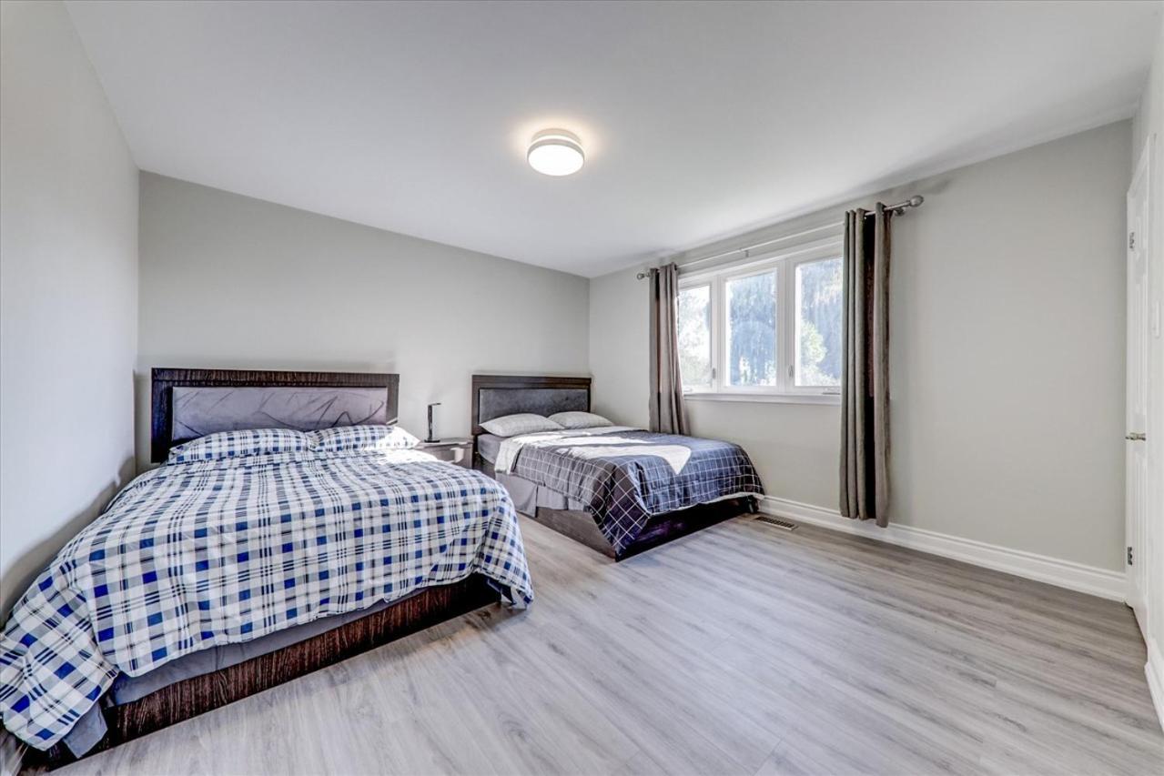 Stunning 7 Bedroom Rougeview Home With 2 Kitchens, 5 Bathrooms, Amazing Backyard & 8-Car Parking Toronto Ngoại thất bức ảnh