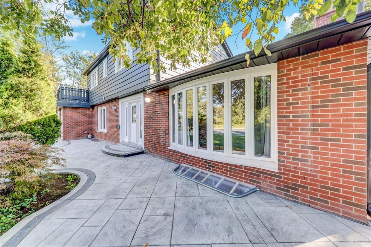 Stunning 7 Bedroom Rougeview Home With 2 Kitchens, 5 Bathrooms, Amazing Backyard & 8-Car Parking Toronto Ngoại thất bức ảnh
