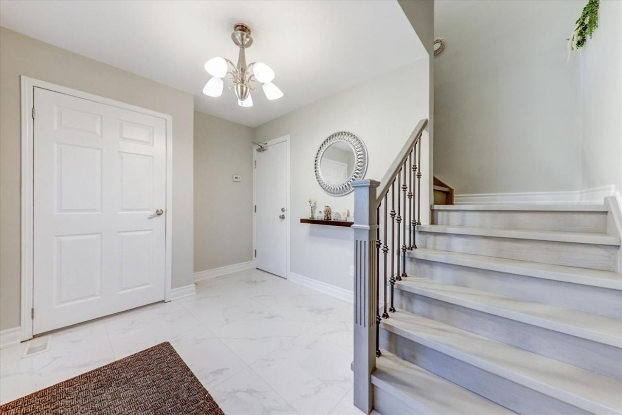 Stunning 7 Bedroom Rougeview Home With 2 Kitchens, 5 Bathrooms, Amazing Backyard & 8-Car Parking Toronto Ngoại thất bức ảnh