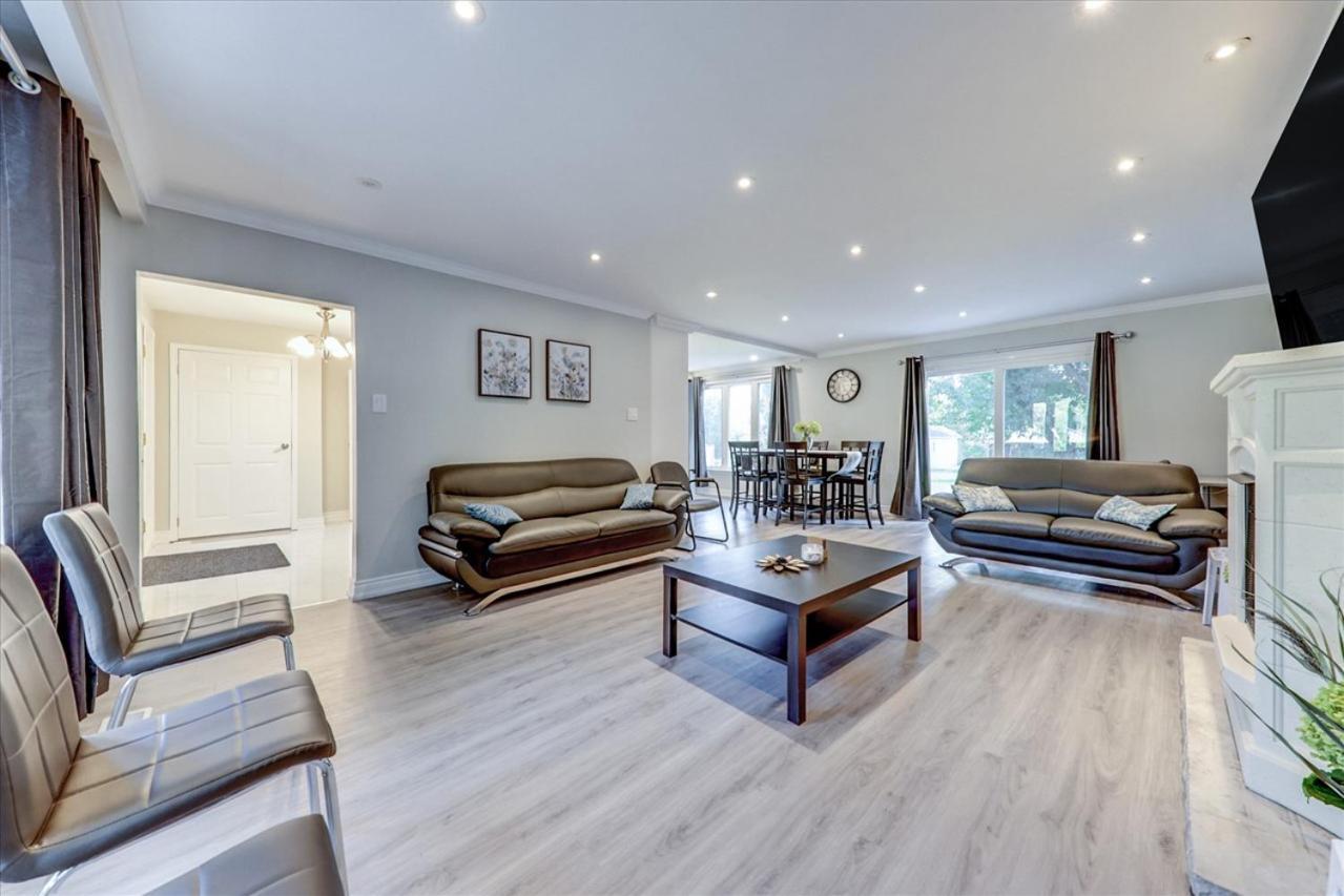 Stunning 7 Bedroom Rougeview Home With 2 Kitchens, 5 Bathrooms, Amazing Backyard & 8-Car Parking Toronto Ngoại thất bức ảnh